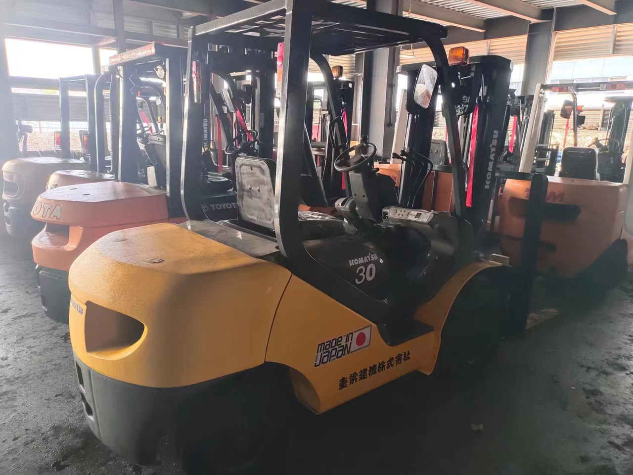 KOMATSU FD30 - Dīzeļiekrāvējs: foto 2 KOMATSU FD30 - Dīzeļiekrāvējs: foto 2