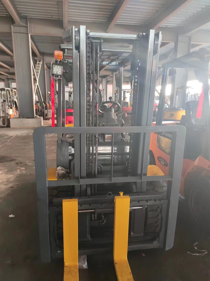 KOMATSU FD30 - Dīzeļiekrāvējs: foto 4 KOMATSU FD30 - Dīzeļiekrāvējs: foto 4