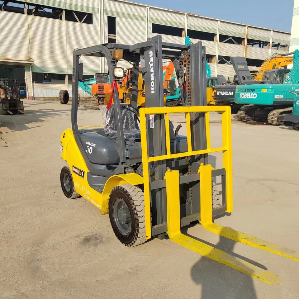 KOMATSU FD30 - Dīzeļiekrāvējs: foto 2 KOMATSU FD30 - Dīzeļiekrāvējs: foto 2