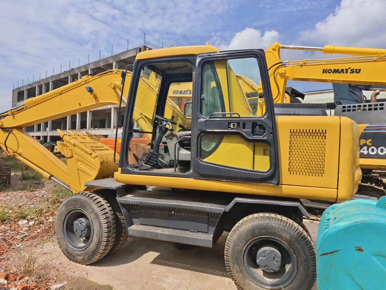 KOMATSU PC130 - Riteņu ekskavators: foto 1 KOMATSU PC130 - Riteņu ekskavators: foto 1