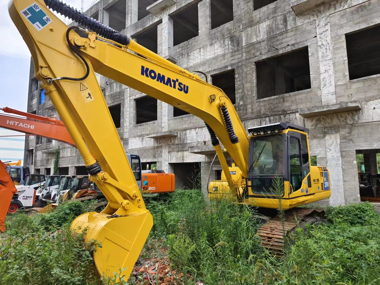 KOMATSU PC200-8 - Kāpurķēžu ekskavators: foto 1 KOMATSU PC200-8 - Kāpurķēžu ekskavators: foto 1