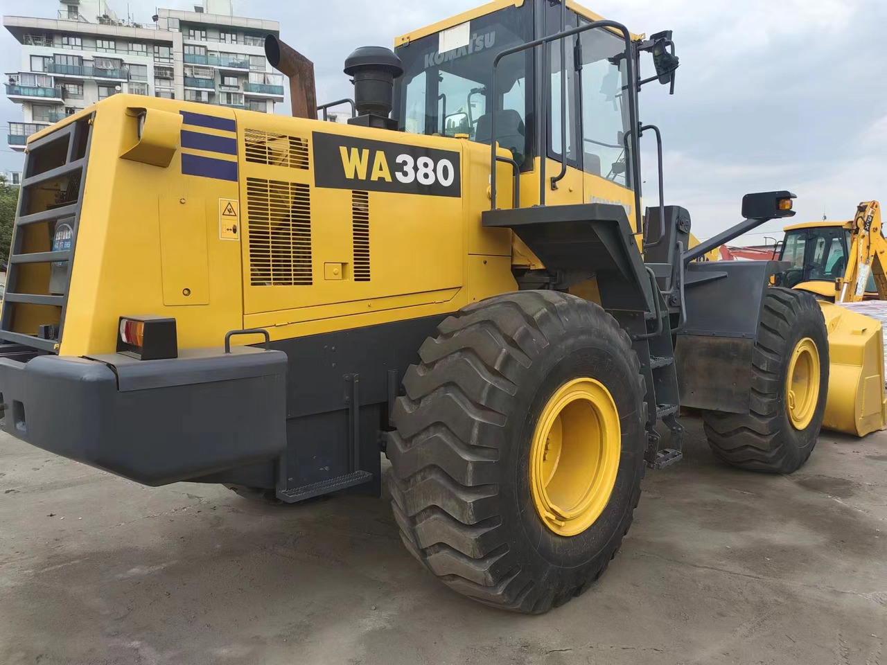 KOMATSU WA380-6 - Riteņu iekrāvējs: foto 1 KOMATSU WA380-6 - Riteņu iekrāvējs: foto 1