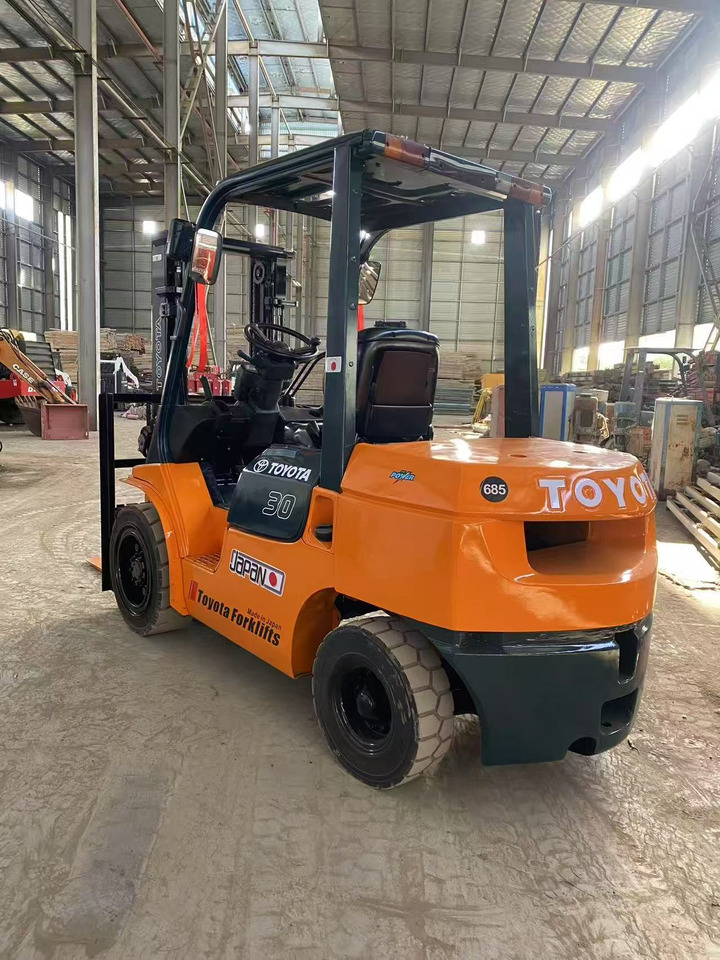 TOYOTA FD30 - Dīzeļiekrāvējs: foto 2 TOYOTA FD30 - Dīzeļiekrāvējs: foto 2