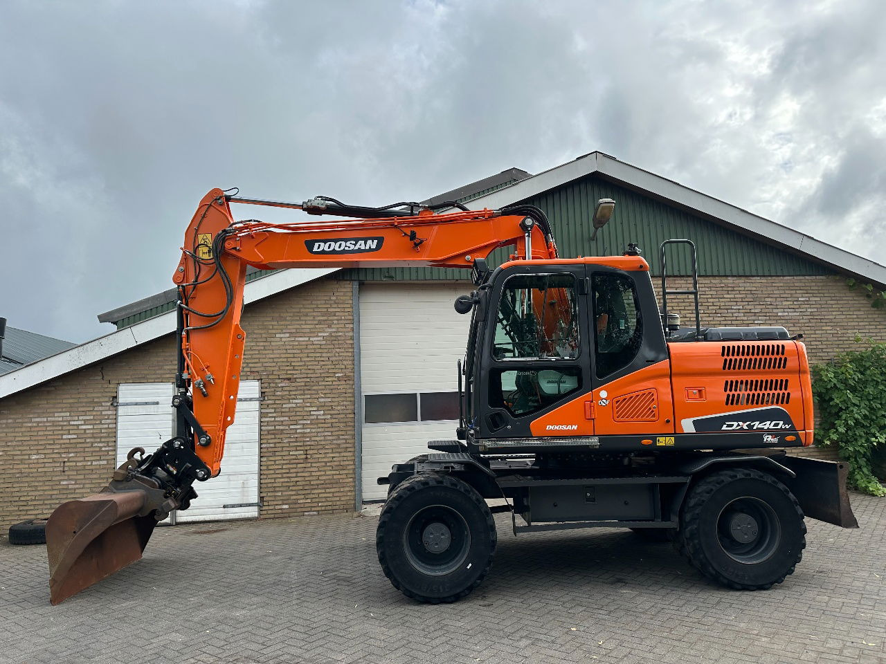 Doosan DX140W-5 - Riteņu ekskavators: foto 1 Doosan DX140W-5 - Riteņu ekskavators: foto 1