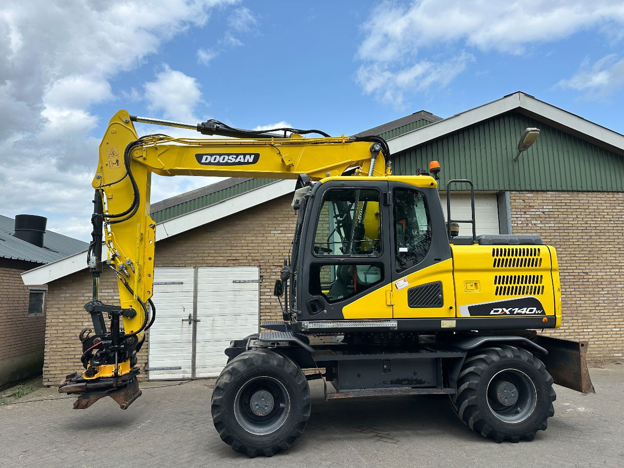 Doosan DX140W-5 - Riteņu ekskavators: foto 1 Doosan DX140W-5 - Riteņu ekskavators: foto 1