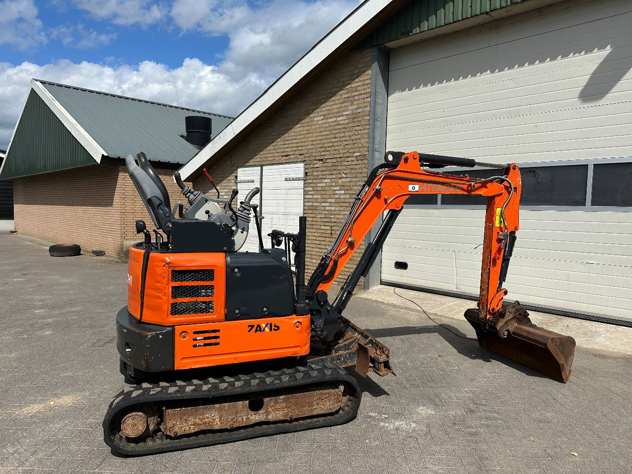 Hitachi ZX19U-6 YR - Mini-ekskavators: foto 4 Hitachi ZX19U-6 YR - Mini-ekskavators: foto 4