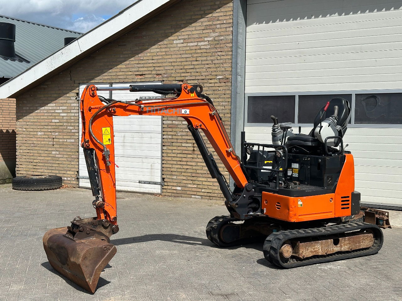 Hitachi ZX19U-6 YR - Mini-ekskavators: foto 1 Hitachi ZX19U-6 YR - Mini-ekskavators: foto 1