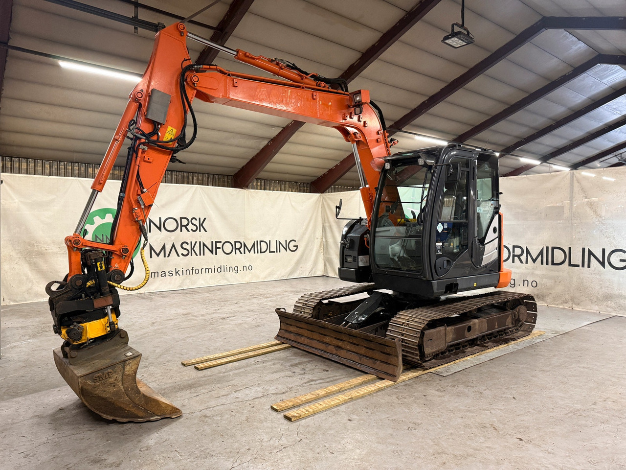 Hitachi ZX85US-5A - Kāpurķēžu ekskavators: foto 1 Hitachi ZX85US-5A - Kāpurķēžu ekskavators: foto 1