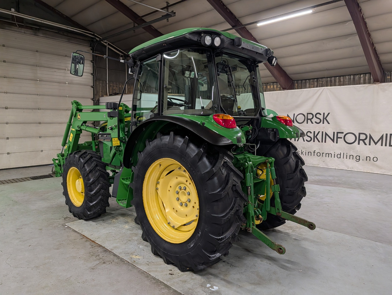 John Deere 5085M - Traktors: foto 3 John Deere 5085M - Traktors: foto 3