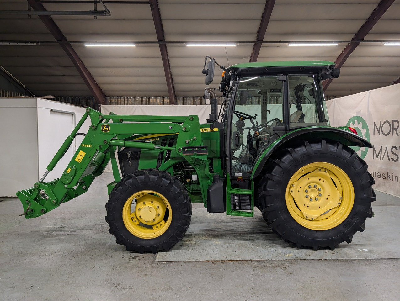 John Deere 5085M - Traktors: foto 2 John Deere 5085M - Traktors: foto 2