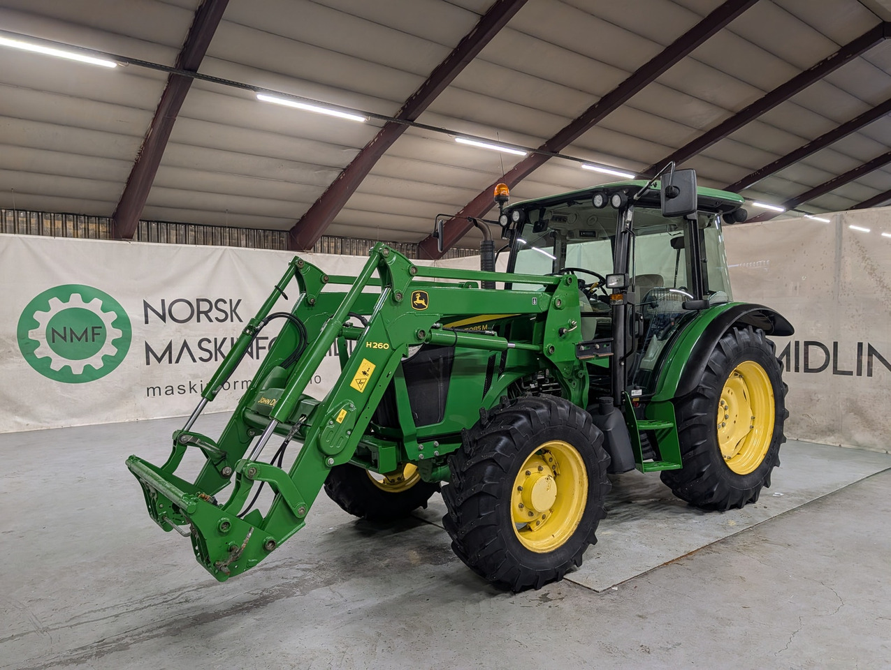 John Deere 5085M - Traktors: foto 1 John Deere 5085M - Traktors: foto 1