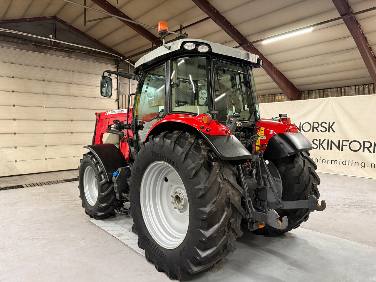Massey Ferguson 5613 Dyna 4 - Traktors: foto 3 Massey Ferguson 5613 Dyna 4 - Traktors: foto 3