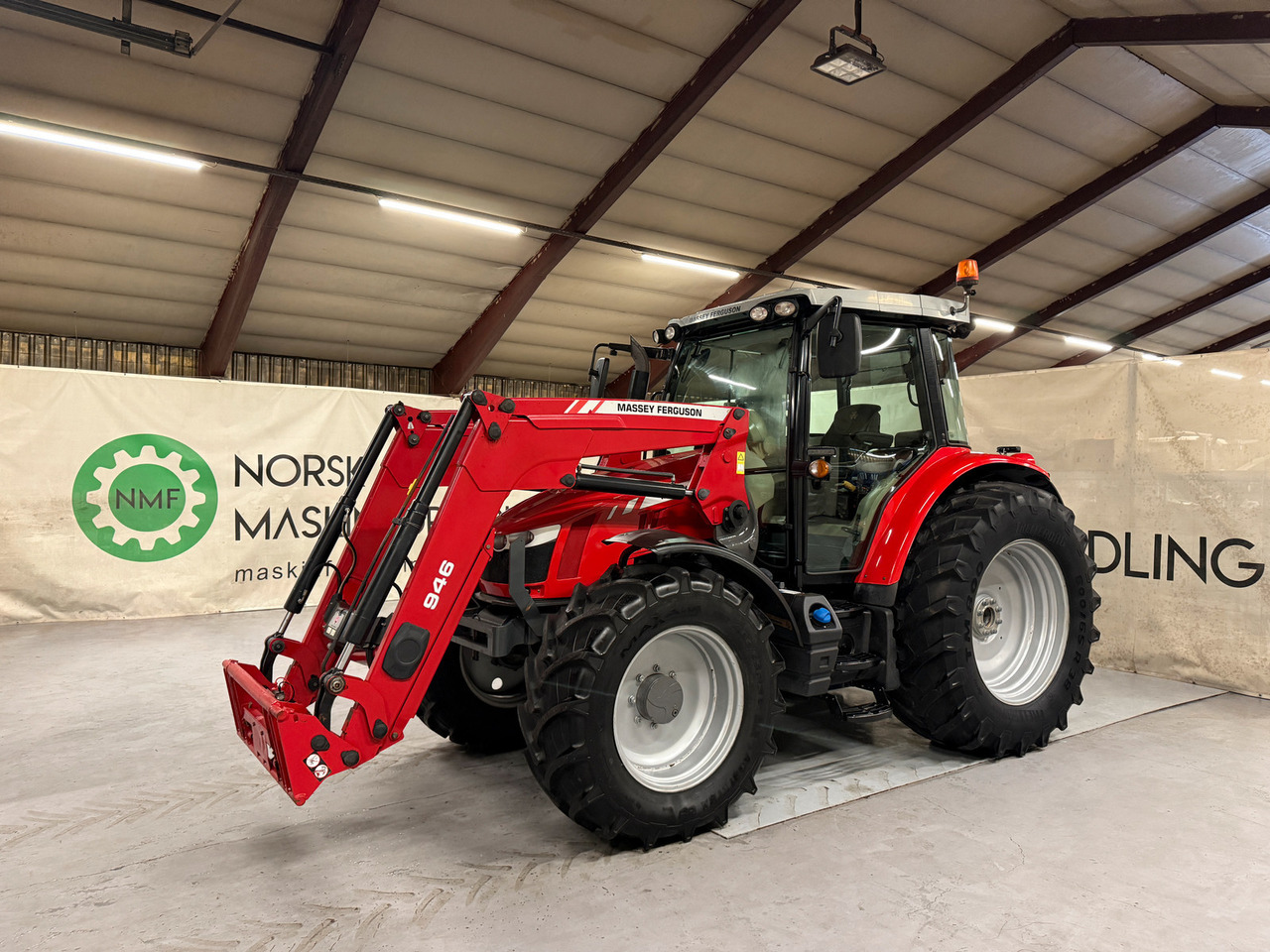 Massey Ferguson 5613 Dyna 4 - Traktors: foto 1 Massey Ferguson 5613 Dyna 4 - Traktors: foto 1