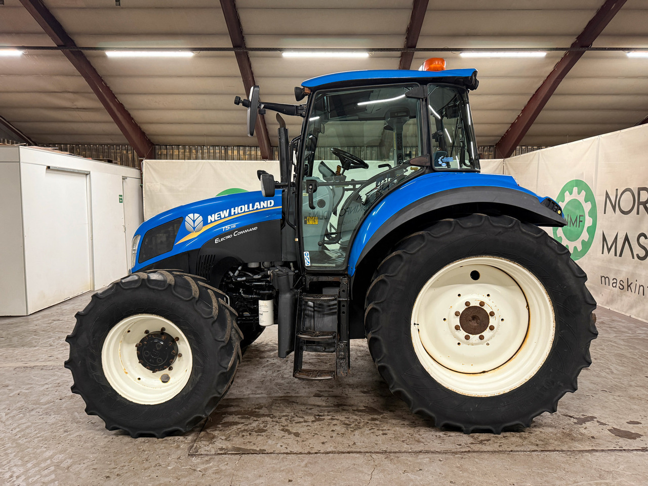 New Holland T5.115 EC - Traktors: foto 2 New Holland T5.115 EC - Traktors: foto 2