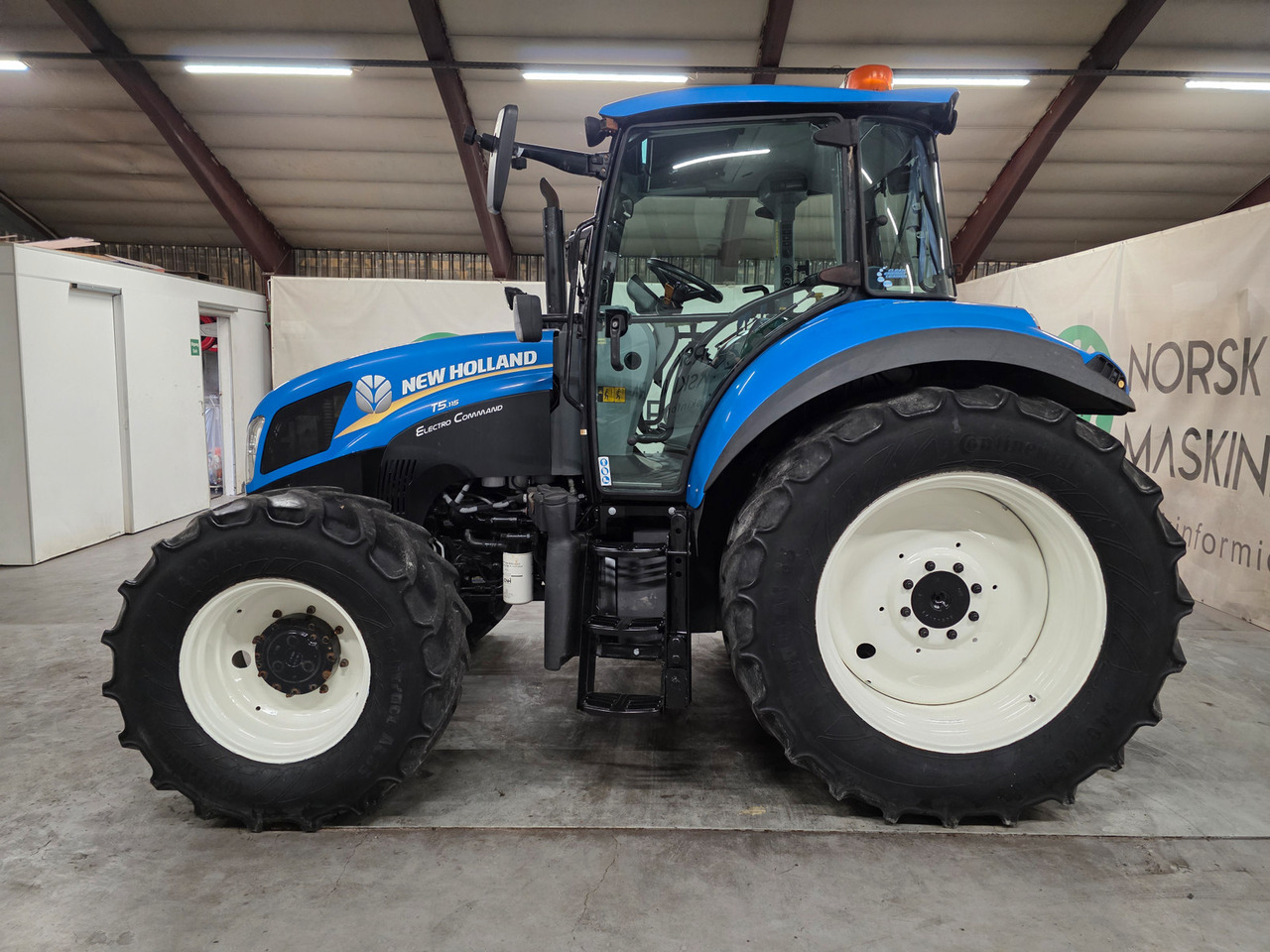 New Holland T5.115 EC - Traktors: foto 2 New Holland T5.115 EC - Traktors: foto 2