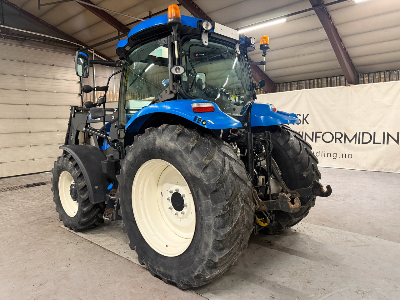 New Holland T6.140 EC - Traktors: foto 3 New Holland T6.140 EC - Traktors: foto 3