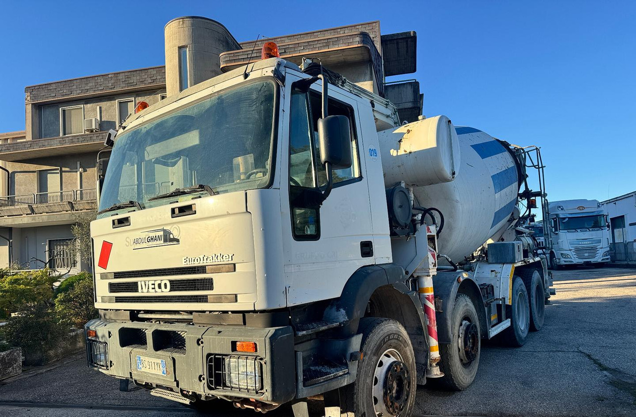Betonpompa CIFA Iveco Trakker 410E44 - Betona sūknis ar mikseri: foto 1 Betonpompa CIFA Iveco Trakker 410E44 - Betona sūknis ar mikseri: foto 1