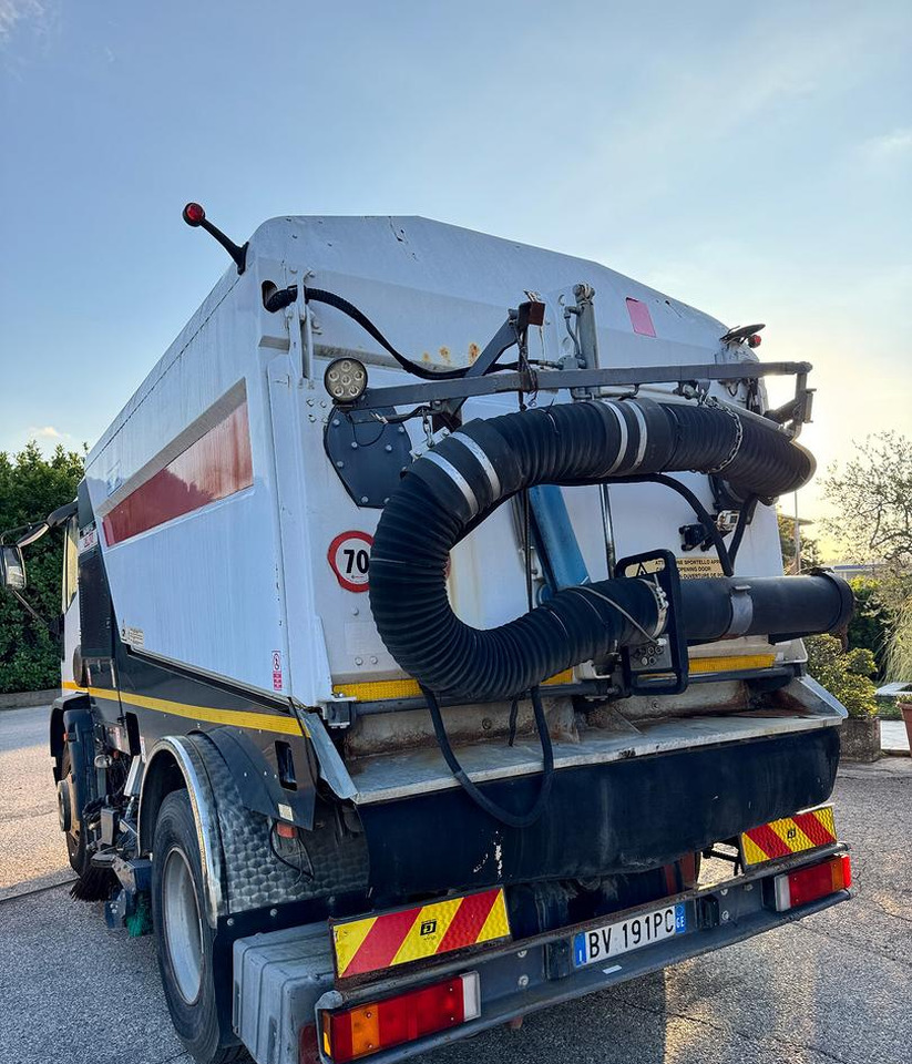 Iveco EuroCargo 150E18 spazzatrice - Ielu tīrīšanas mašīna: foto 4 Iveco EuroCargo 150E18 spazzatrice - Ielu tīrīšanas mašīna: foto 4