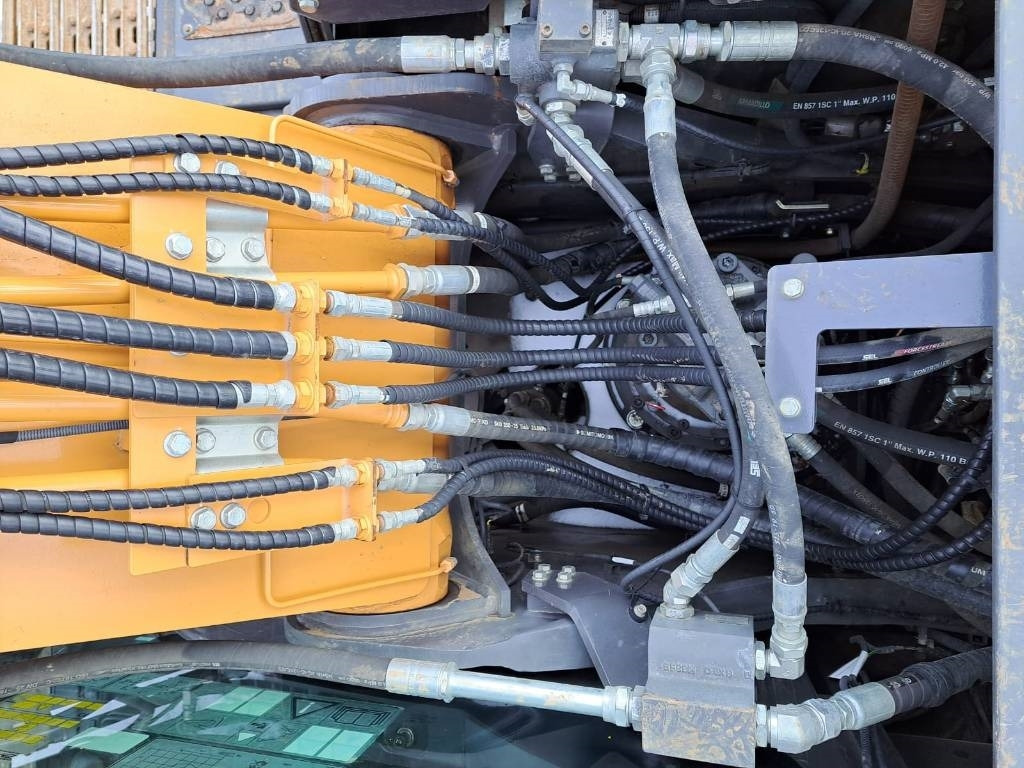 Kāpurķēžu ekskavators Case CX 250 D: foto 11