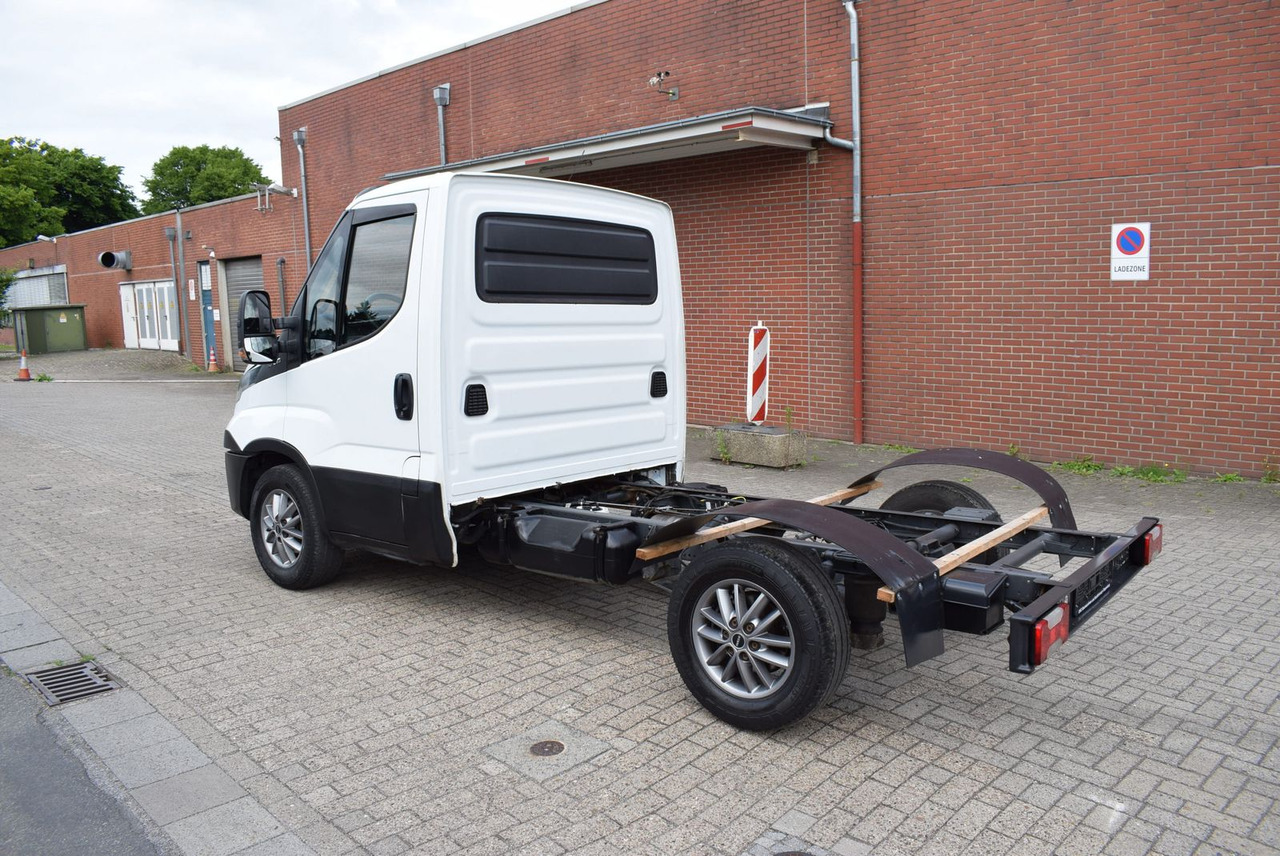 Iveco Daily 35 S21 3,0 Automatik Luftfederung Tempomat - Šasija kravas automašīna: foto 4 Iveco Daily 35 S21 3,0 Automatik Luftfederung Tempomat - Šasija kravas automašīna: foto 4