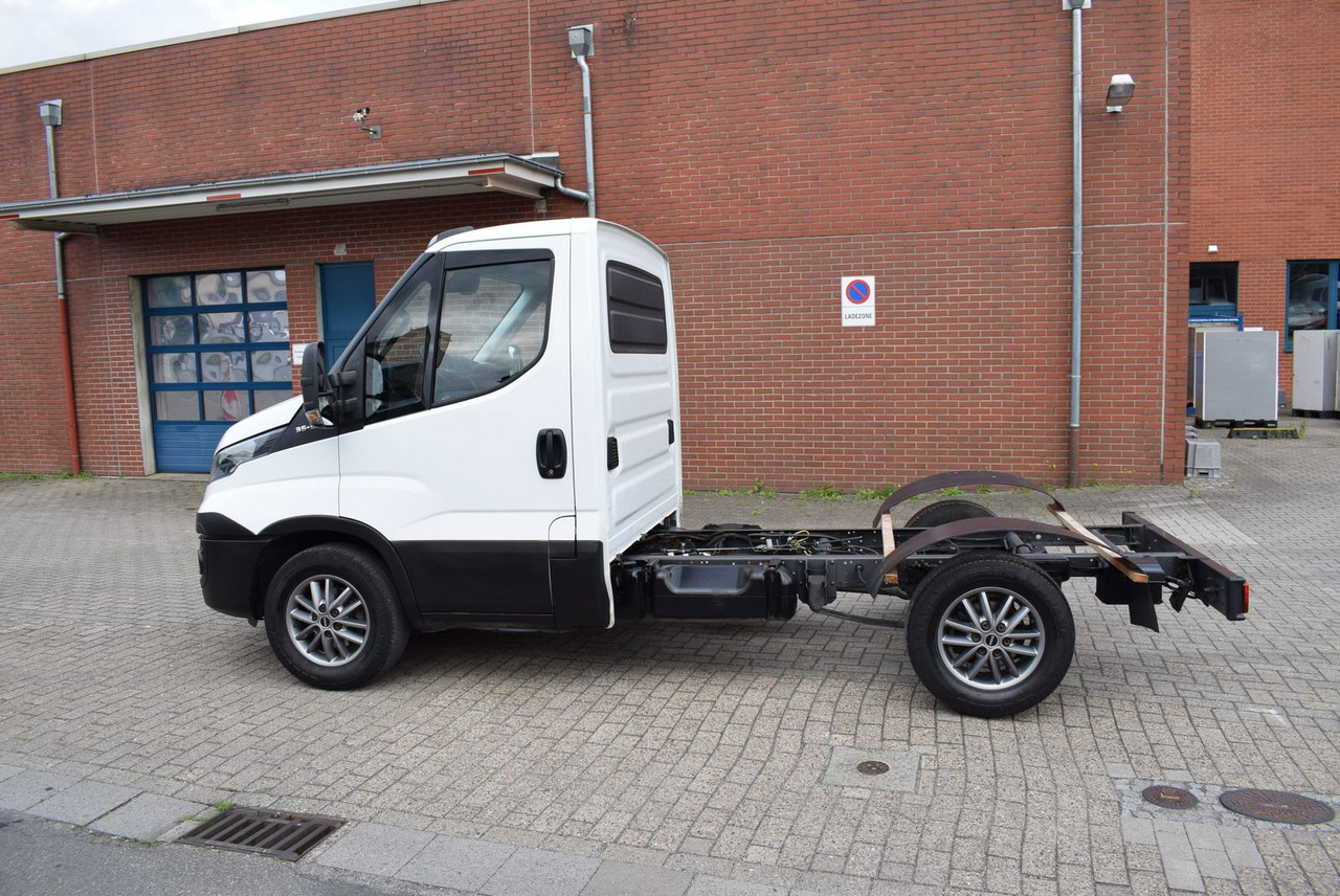 Iveco Daily 35 S21 3,0 Automatik Luftfederung Tempomat - Šasija kravas automašīna: foto 3 Iveco Daily 35 S21 3,0 Automatik Luftfederung Tempomat - Šasija kravas automašīna: foto 3