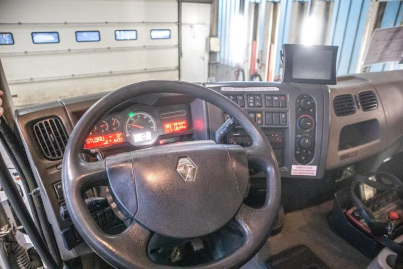 Interior photo 1: Bortu kravas automašīna/ Platforma, Kravas auto ar manipulatoru Renault KERAX 380DXI-8x4+PK18TM/3EXT Interior photo 1: Bortu kravas automašīna/ Platforma, Kravas auto ar manipulatoru Renault KERAX 380DXI-8x4+PK18TM/3EXT