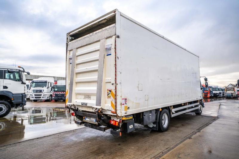 Renault MIDLUM 220 (16T)+ DHOLLANDIA 2T. - Kravas automašīna ar slēgto virsbūvi: foto 4 Renault MIDLUM 220 (16T)+ DHOLLANDIA 2T. - Kravas automašīna ar slēgto virsbūvi: foto 4