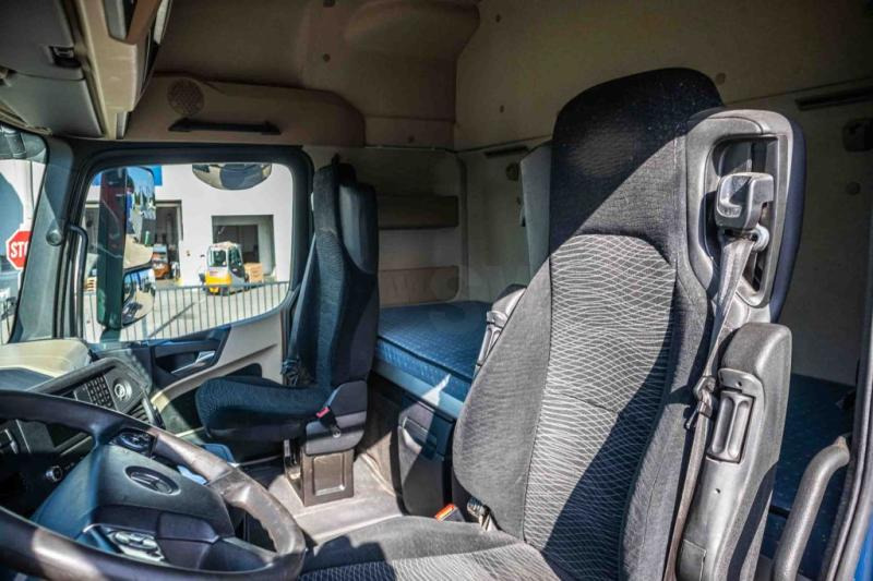 Interior photo 2: Vilcējs Mercedes ACTROS 1848 LS