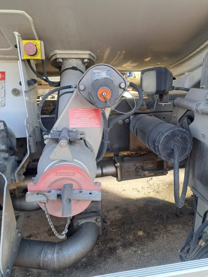 RENAULT MIDLUM 270 - Autocisterna: foto 5 RENAULT MIDLUM 270 - Autocisterna: foto 5