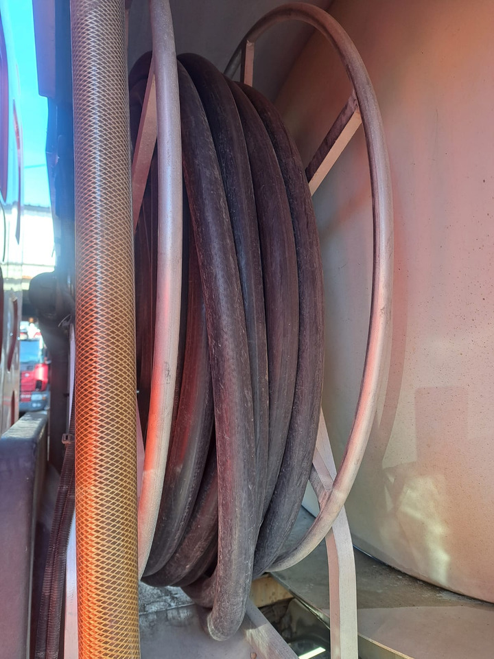 RENAULT MIDLUM 270 - Autocisterna: foto 3 RENAULT MIDLUM 270 - Autocisterna: foto 3