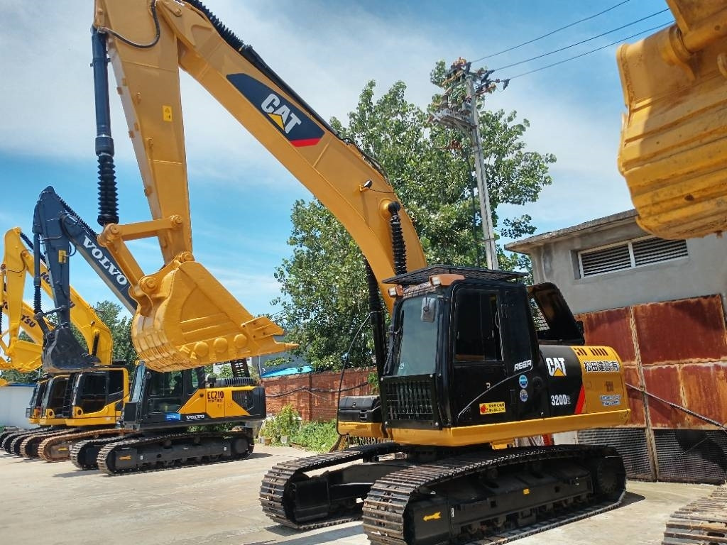 CAT 320 D2 - Kāpurķēžu ekskavators: foto 3 CAT 320 D2 - Kāpurķēžu ekskavators: foto 3