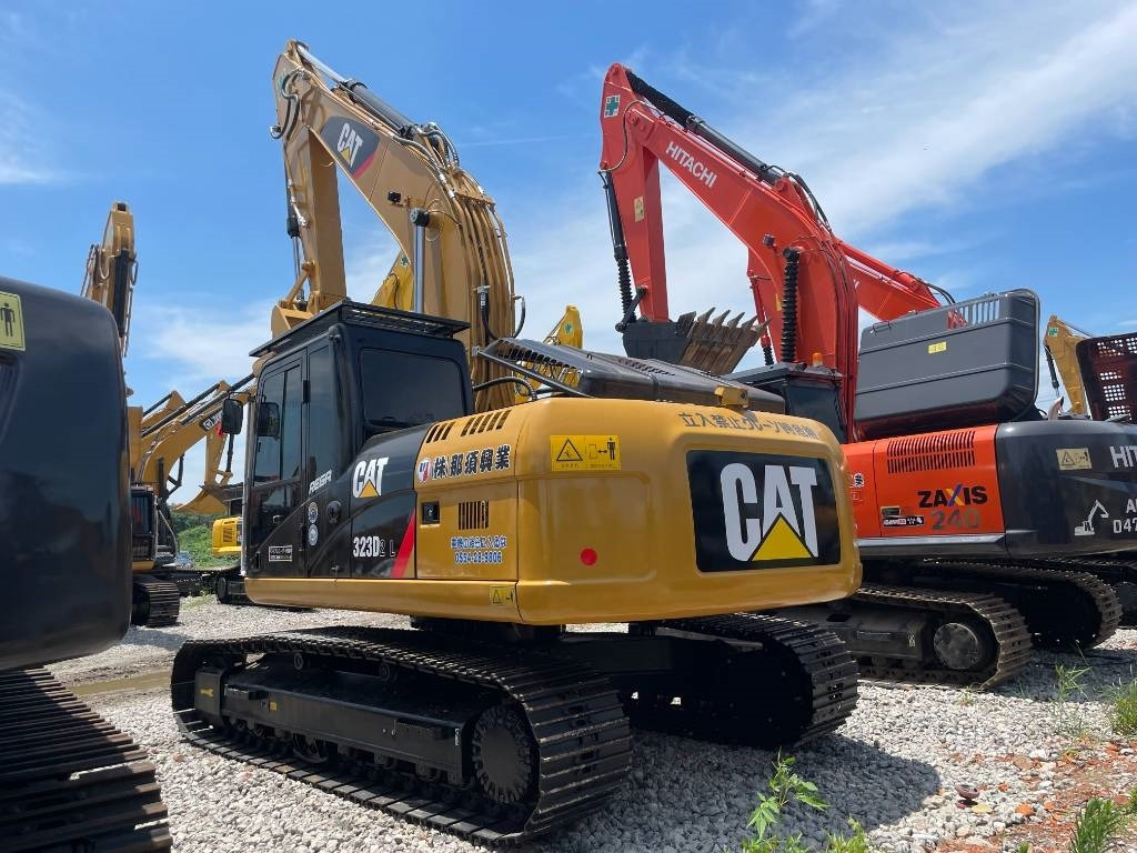 CAT 323D2 - Kāpurķēžu ekskavators: foto 1 CAT 323D2 - Kāpurķēžu ekskavators: foto 1