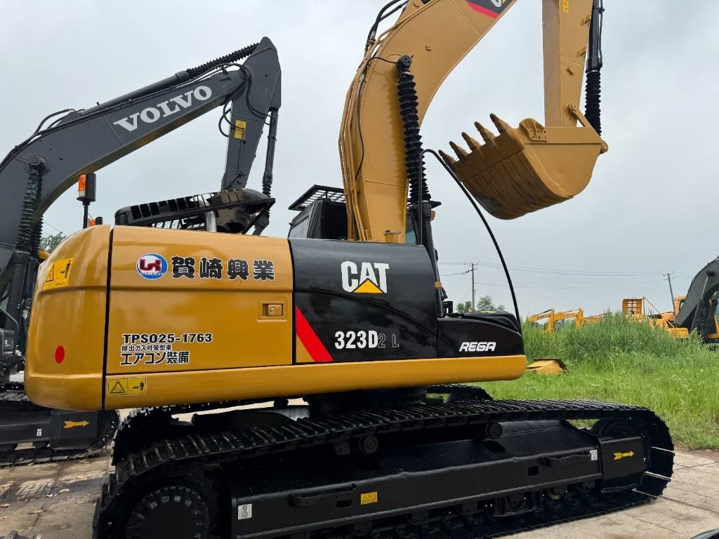 CAT 323D2  - Kāpurķēžu ekskavators: foto 2 CAT 323D2  - Kāpurķēžu ekskavators: foto 2