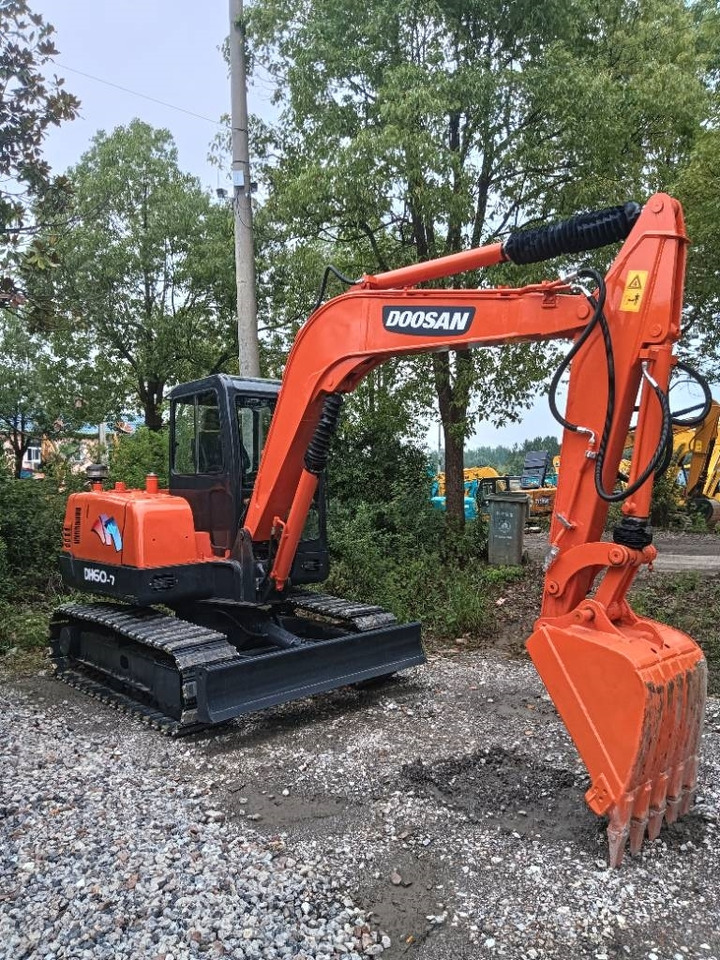 Doosan DH 60-7 - Kāpurķēžu ekskavators: foto 1 Doosan DH 60-7 - Kāpurķēžu ekskavators: foto 1
