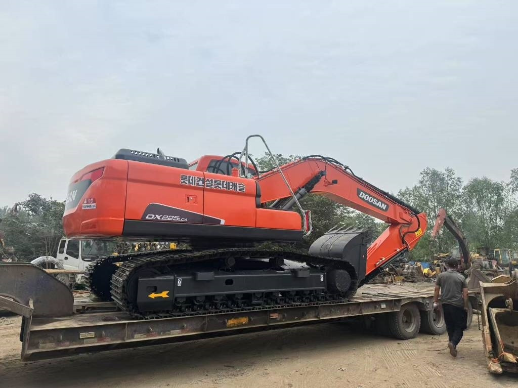 Doosan DX 225 LCA - Kāpurķēžu ekskavators: foto 1 Doosan DX 225 LCA - Kāpurķēžu ekskavators: foto 1