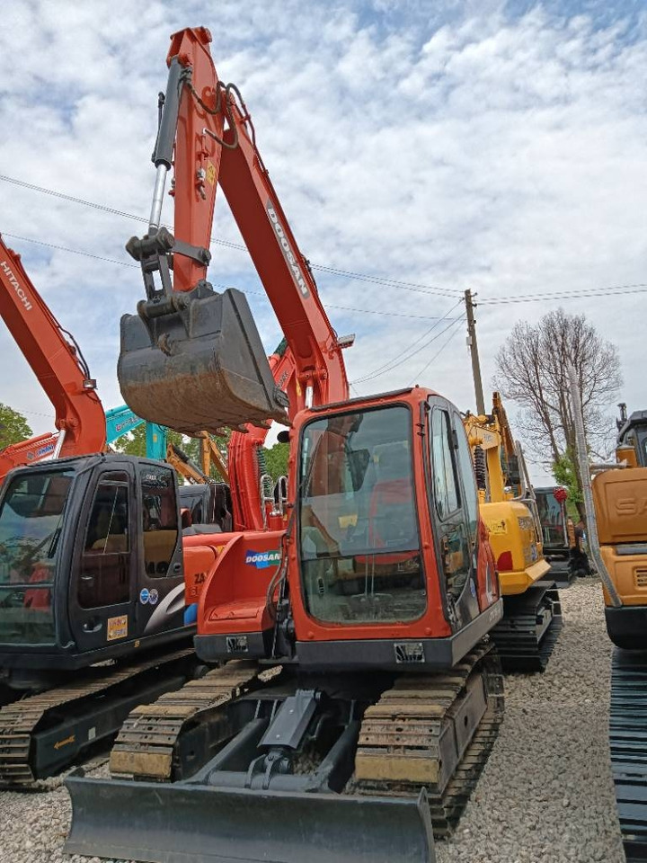 Doosan DX 75 - Kāpurķēžu ekskavators: foto 1 Doosan DX 75 - Kāpurķēžu ekskavators: foto 1
