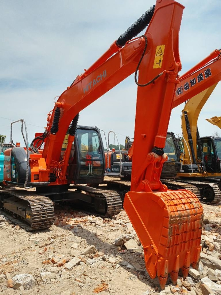 Hitachi ZX 135 U-5 - Kāpurķēžu ekskavators: foto 1 Hitachi ZX 135 U-5 - Kāpurķēžu ekskavators: foto 1