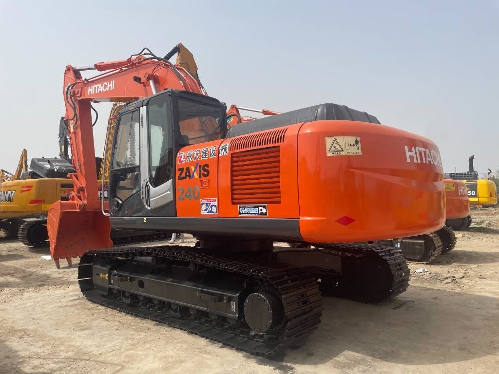 Hitachi ZX 240 - Kāpurķēžu ekskavators: foto 1 Hitachi ZX 240 - Kāpurķēžu ekskavators: foto 1