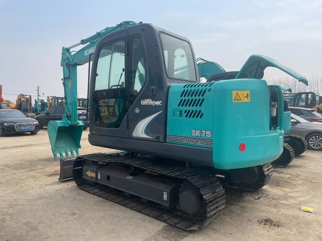 Kobelco SK 75 - Kāpurķēžu ekskavators: foto 1 Kobelco SK 75 - Kāpurķēžu ekskavators: foto 1