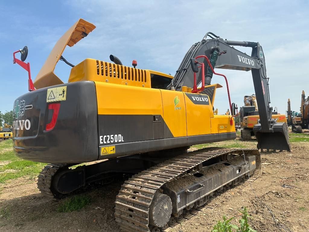 Volvo EC 250 D - Kāpurķēžu ekskavators: foto 1 Volvo EC 250 D - Kāpurķēžu ekskavators: foto 1