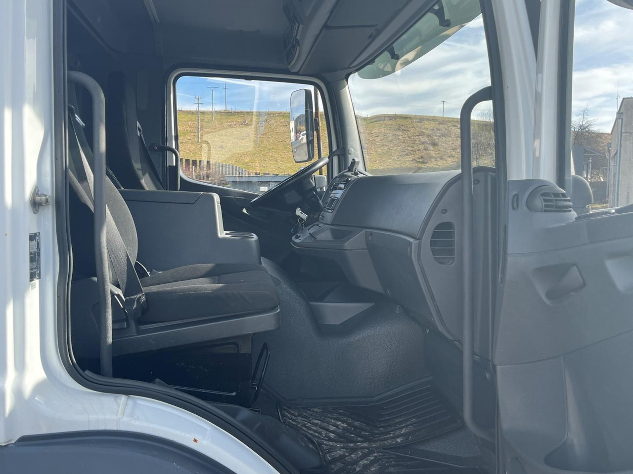 Bortu kravas automašīna/ Platforma, Kravas auto ar manipulatoru Mercedes truck ATEGO, 1527, Crane HMF 1120 - K5: foto 18