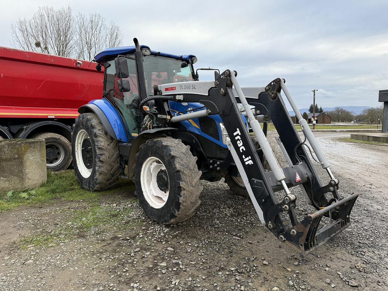 New Holand TD, 5.95, + Trac Lift TL 240 SL - Traktors: foto 1 New Holand TD, 5.95, + Trac Lift TL 240 SL - Traktors: foto 1