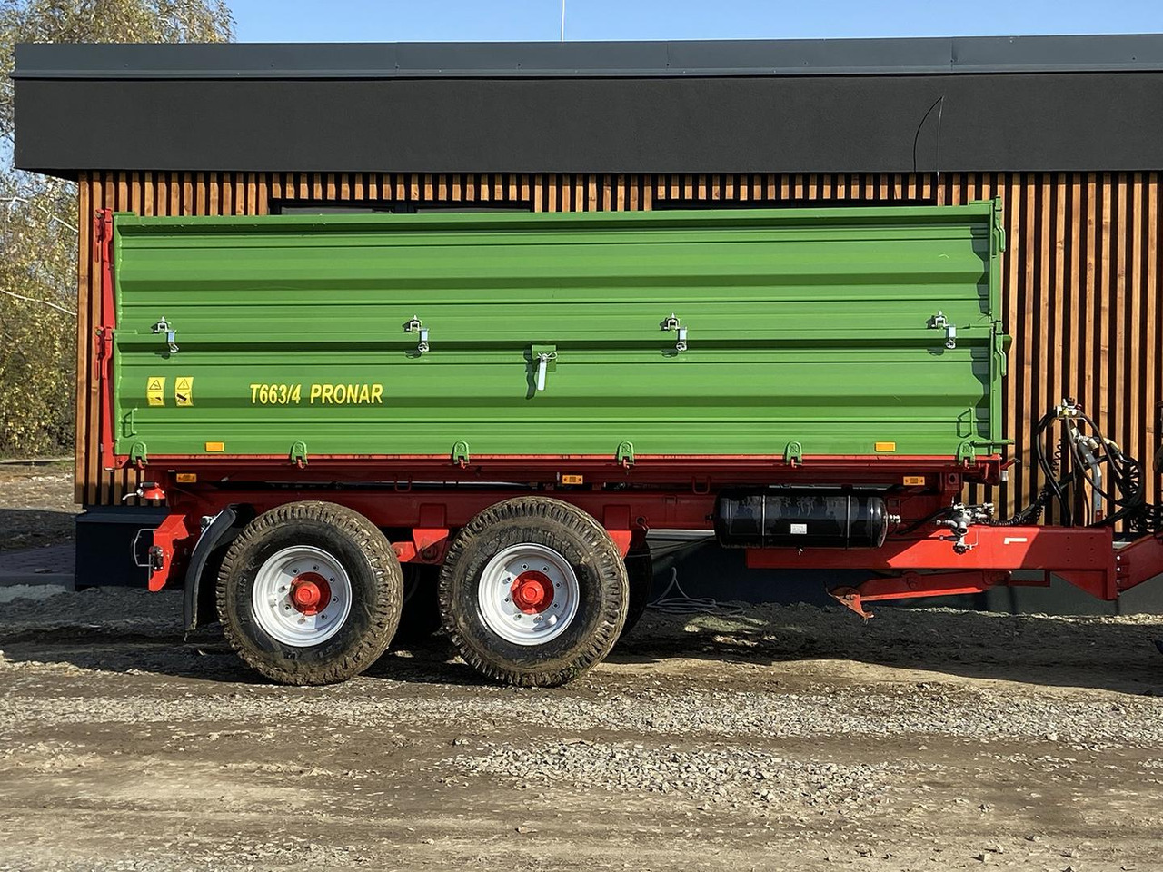 Pronar T, Traktorový náves + šnek, 663/4 - Lauksaimniecības piekabe-pašizgāzējs: foto 1 Pronar T, Traktorový náves + šnek, 663/4 - Lauksaimniecības piekabe-pašizgāzējs: foto 1