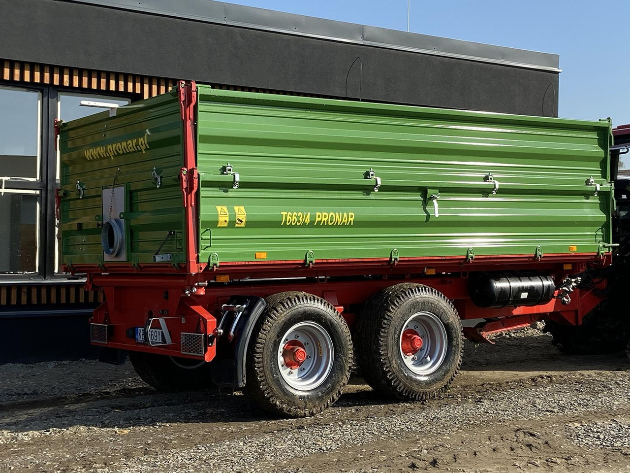 Pronar T, Traktorový náves + šnek, 663/4 - Lauksaimniecības piekabe-pašizgāzējs: foto 2 Pronar T, Traktorový náves + šnek, 663/4 - Lauksaimniecības piekabe-pašizgāzējs: foto 2
