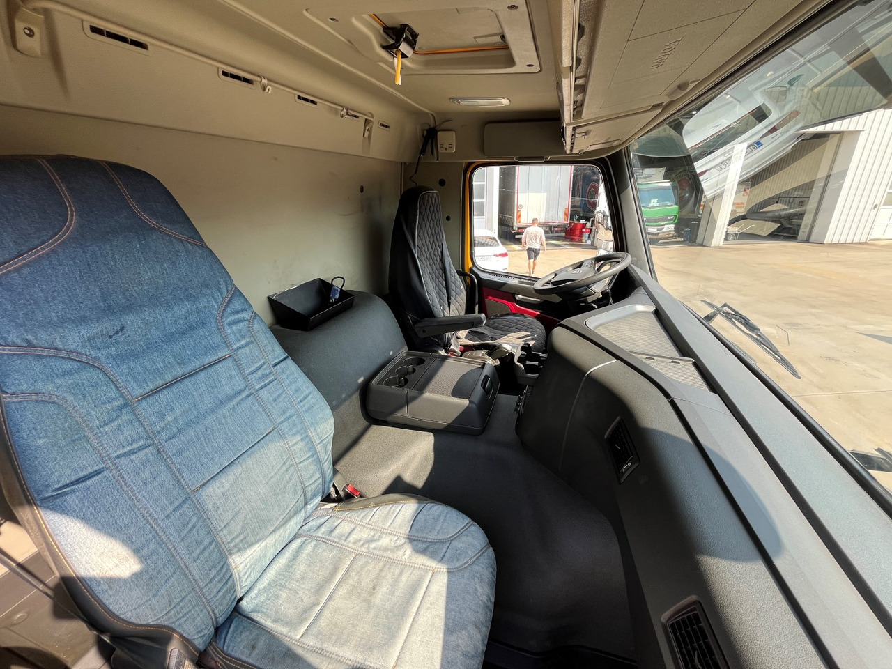 Kravas automašīna pašizgāzējs, Kravas auto ar manipulatoru VOLVO FMX 460,  8x4, 2017, HIAB 188: foto 31