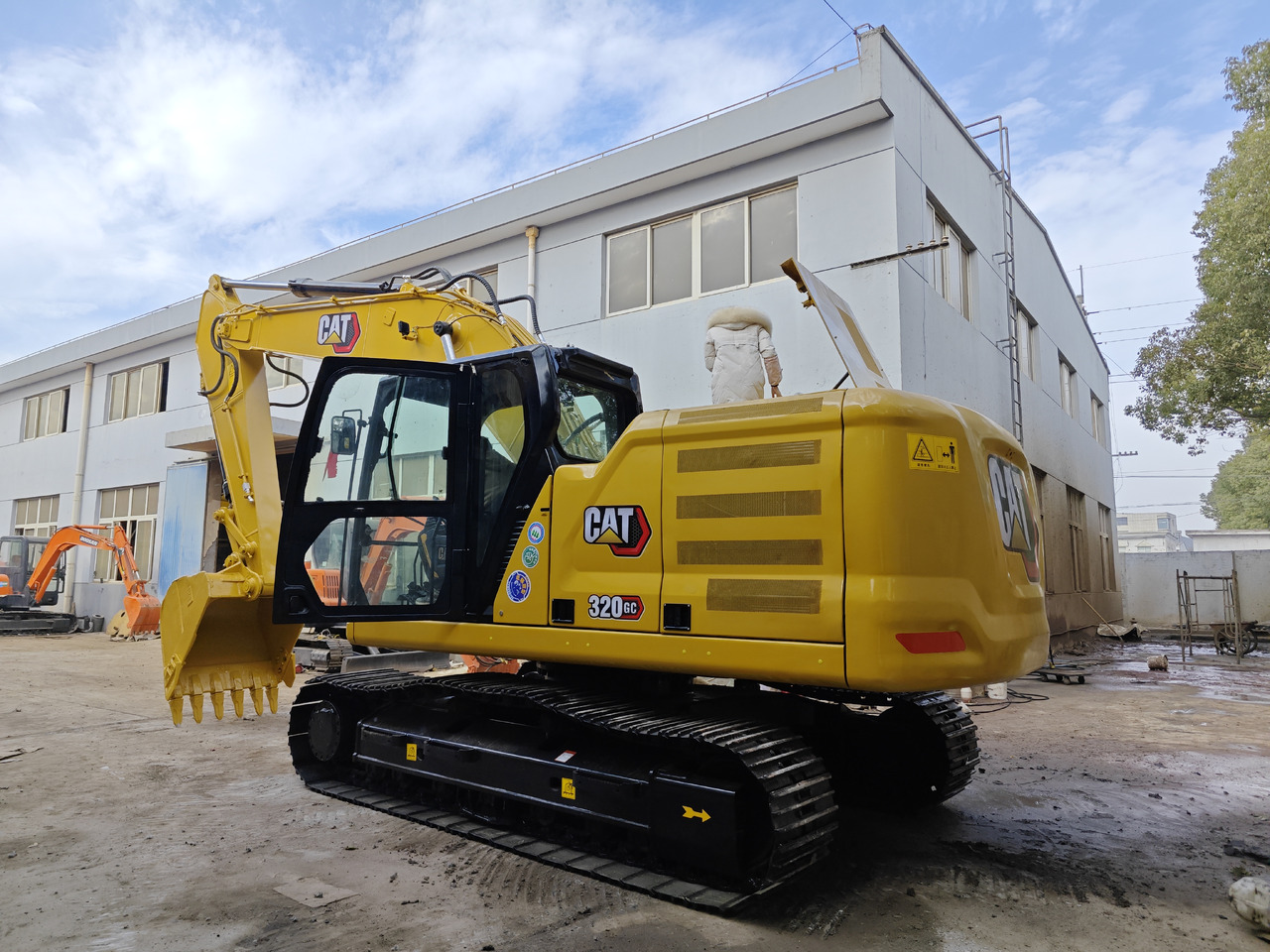 CATERPILLAR 320GC - Kāpurķēžu ekskavators: foto 1 CATERPILLAR 320GC - Kāpurķēžu ekskavators: foto 1