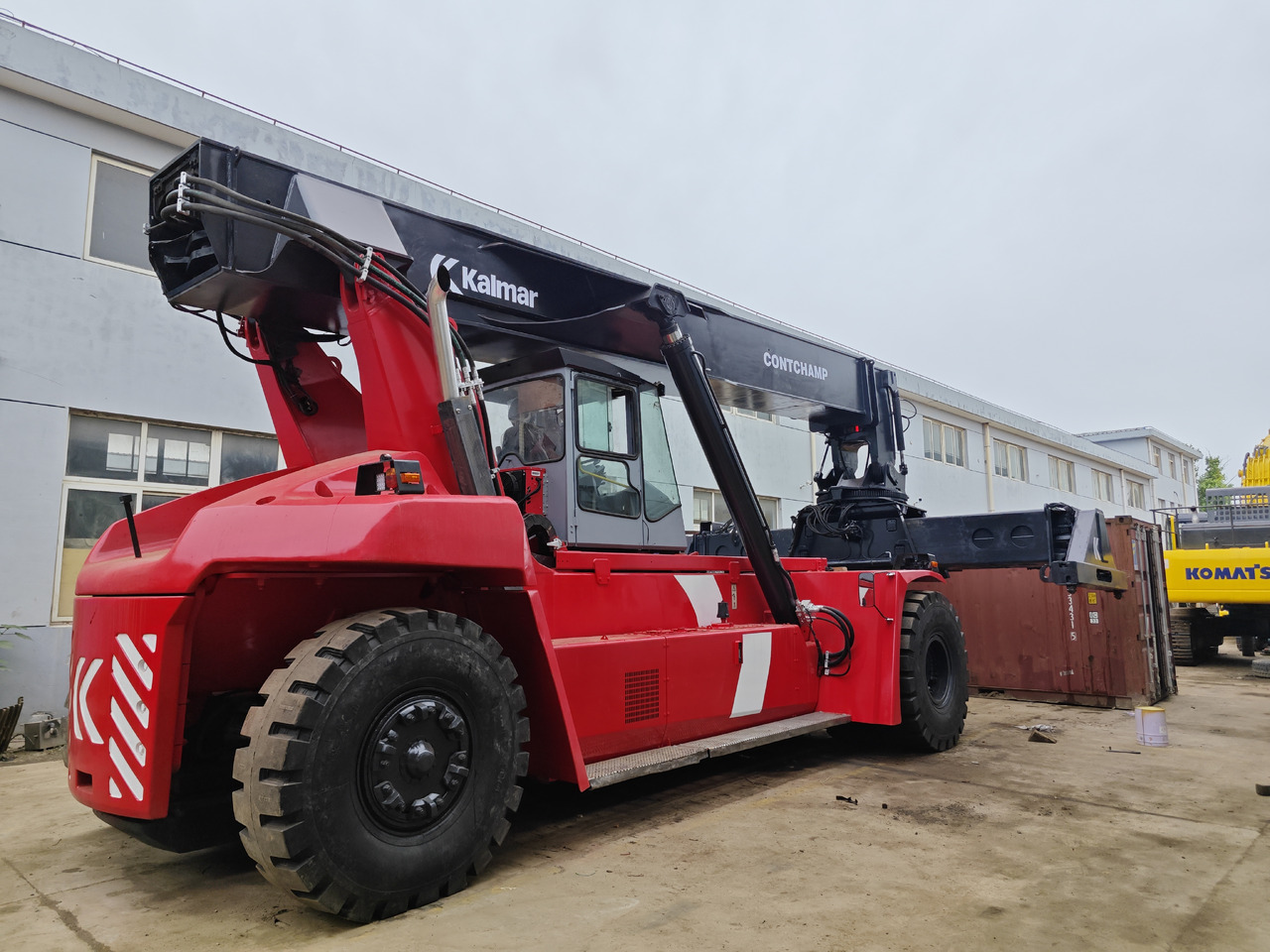 KALMAR DRF450 45ton Reach stacker/Container forklift - Celtniecības tehnika: foto 4 KALMAR DRF450 45ton Reach stacker/Container forklift - Celtniecības tehnika: foto 4