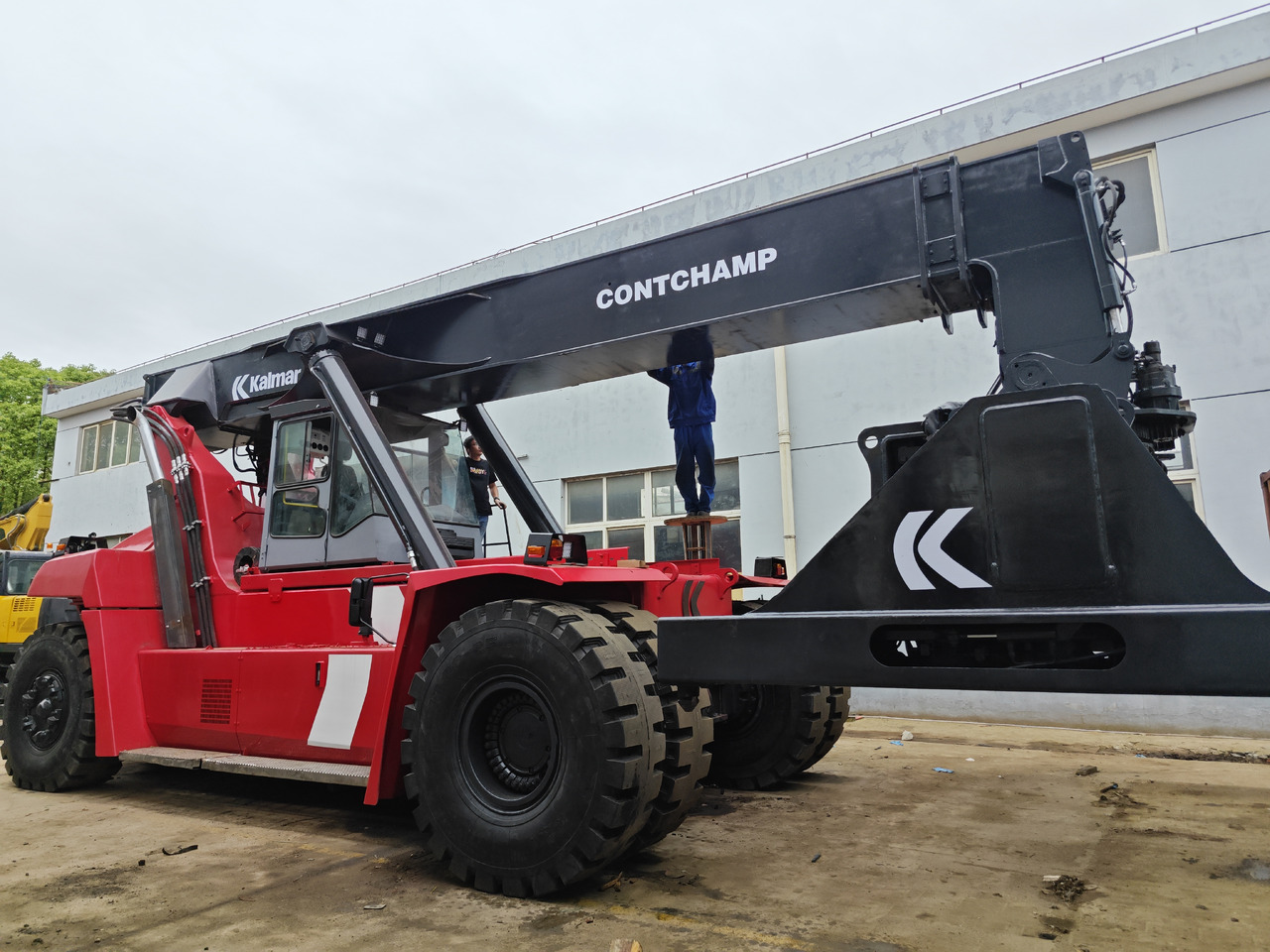 KALMAR DRF450 45ton Reach stacker/Container forklift - Celtniecības tehnika: foto 1 KALMAR DRF450 45ton Reach stacker/Container forklift - Celtniecības tehnika: foto 1