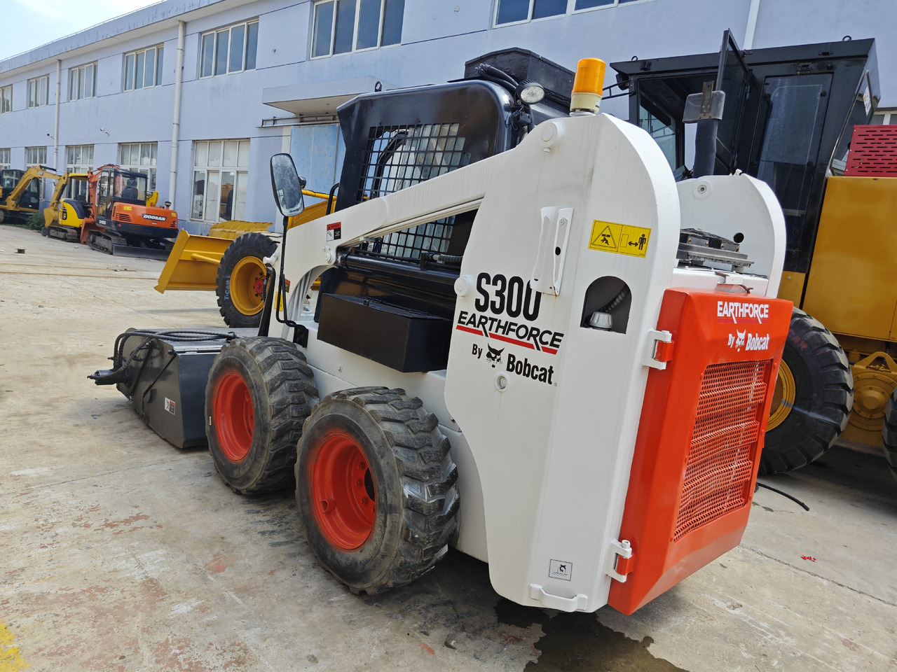 Bobcat S300 - Kompaktiekrāvējs: foto 1 Bobcat S300 - Kompaktiekrāvējs: foto 1