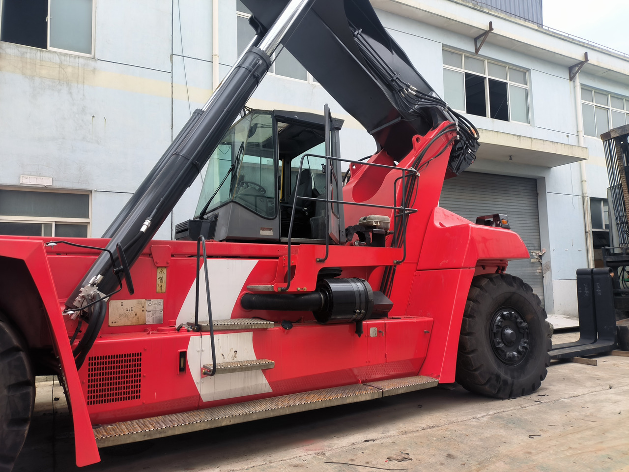 Kalmar DRF450 Used Reach stacker/Container forklift - Sānu konteineru krāvējs: foto 3 Kalmar DRF450 Used Reach stacker/Container forklift - Sānu konteineru krāvējs: foto 3